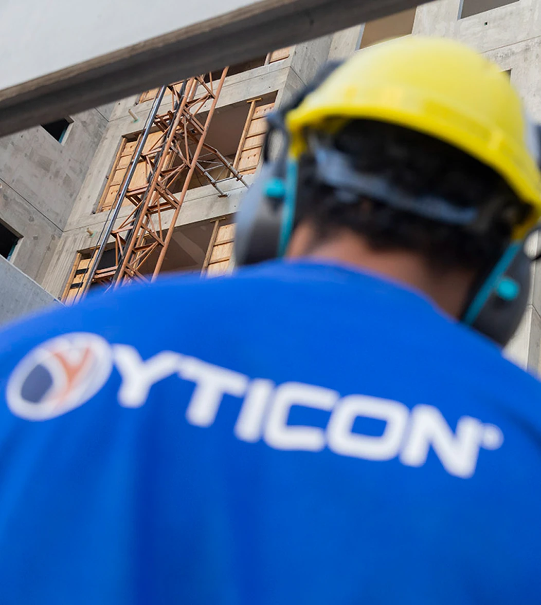 Colaborador da Yticon utilizando equipamentos de segurança em uma obra